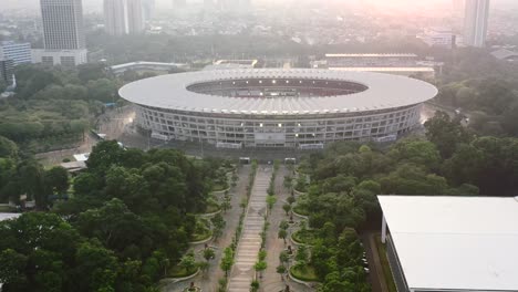 Pasarela-En-El-Parque-Gbk-Que-Conduce-Al-Estadio-Deportivo-En-Yakarta,-Indonesia-Al-Atardecer,-Antena