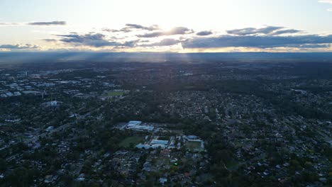 Schönes-Stadtbild-Mit-Weit-Entfernten-Bergen-Während-Des-Sonnenuntergangs-1