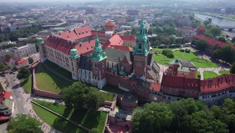 Toma-Cinematográfica-De-Drones-De-La-Catedral-De-Wawel-En-Cracovia,-Polonia