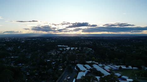 Hermoso-Paisaje-Urbano-Con-Montañas-Lejos-Durante-La-Puesta-De-Sol