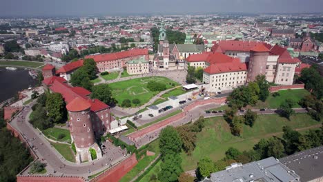 Drohnenumkreisung-Um-Schloss-Wawel,-Kathedrale-Wawel,-Sandomierzturm-Und-Senatorenturm