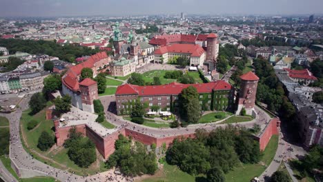 Landscape-of-Krakow-City,-Tourists-Visiting-Wawel-Royal-Castle-and-Cathedral