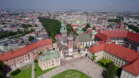 Toma-Dinámica-De-Drones-De-La-Catedral,-El-Patio-Y-Los-Jardines-De-Wawel-En-Cracovia,-Polonia