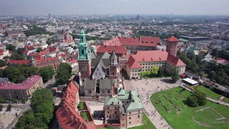 Drone-Establishing-Shot-of-Wawel-Cathedral-and-Royal-Grounds,-Krakow