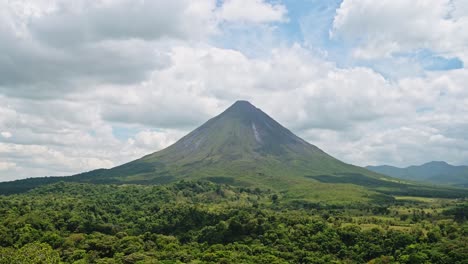 Paisaje-Del-Parque-Nacional-Del-Volcán-Arenal-De-La-Selva-Tropical-De-Costa-Rica-Y-Paisaje-Selvático,-Vista-Aérea-De-La-Naturaleza-En-América-Central