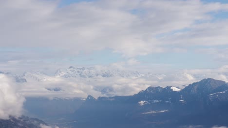 Zeitraffer-Von-Sich-Bewegenden-Wolken-In-Den-Schweizer-Alpen-1