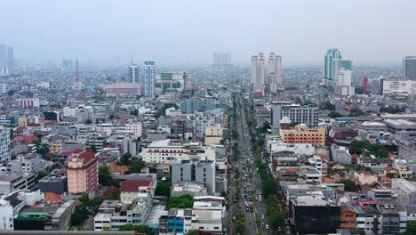 Luftschwenk-über-Die-Skyline-Von-Jakarta-Und-Autobahntransport-An-Einem-Tag-Mit-Schlechter-Luftverschmutzung