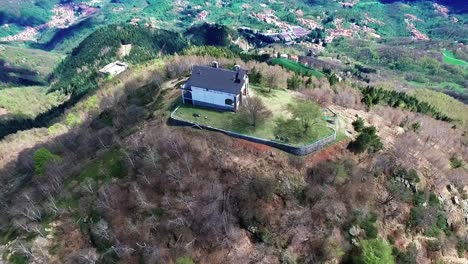 Drohnenflug-über-Und-Um-Eine-Kirche-Auf-Einem-Berg-2