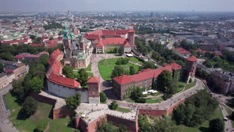 Schöne-Luftbahn-Um-Das-Königliche-Schloss-Wawel-In-Krakau,-Polen