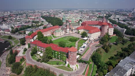 Drohne-Fliegt-Rückwärts-über-Das-Königliche-Schloss-Wawel,-Polen