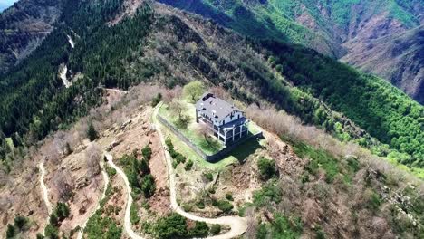 Vuelo-De-Drones-Sobre-Y-Alrededor-De-Una-Iglesia-En-Una-Montaña