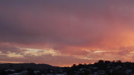 Zeitraffer-Eines-Wunderschönen-Sonnenuntergangs-In-Den-Vororten-Von-Brisbane,-Australien