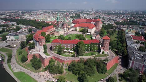 Hermosa-órbita-Del-Castillo-Real-De-Wawel-Y-La-Ciudad-Circundante-De-Cracovia,-Polonia