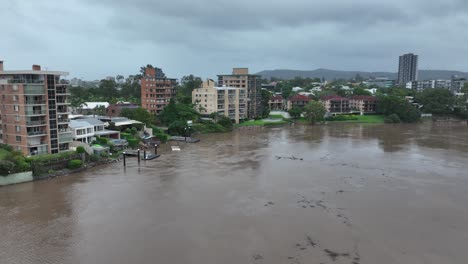 Drohnenaufnahme-Des-überfluteten-Brisbane-River-Mit-Vielen-Sichtbaren-Trümmern