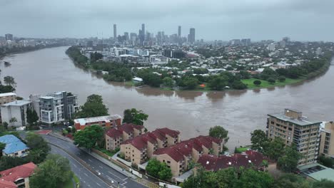 Vista-Aérea-Estacionaria-Del-Río-Brisbane-Inundado