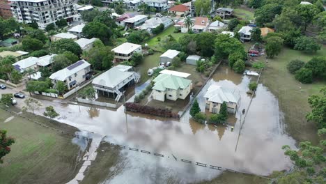 Drohnenaufnahme-Von-überfluteten-Häusern,-Die-Zwischen-Hochwasser-Gestrandet-Sind-4