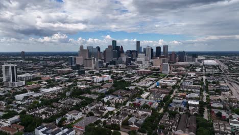 Aerial-view-around-Houston-city-center,-in-cloudy-Texas,-USA---wide,-panoramic,-drone-shot