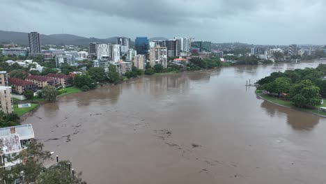 Drohnenaufnahme-Des-überfluteten,-Mit-Trümmern-Gefüllten-Brisbane-River