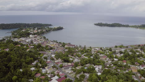 Luftaufnahme-Von-Port-Antonio-In-Jamaika,-Die-Den-Osthafen-Zeigt-Und-Sich-Um-Die-Marineinsel-Und-Den-Westhafen-Dreht