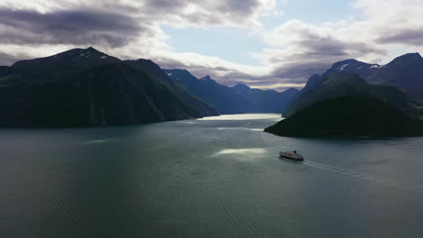 Luftaufnahme-Eines-Kreuzfahrtschiffes,-Das-In-Den-Geirangerfjord-Eindringt,-Dramatischer-Sommertag-In-Norwegen