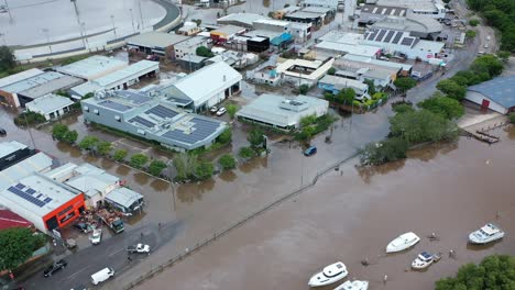 Vista-De-Drones-De-Autos-Conduciendo-A-Través-Del-Agua-De-La-Inundación