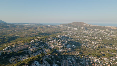 Panoramablick-Auf-Die-Luftaufnahme-Von-Residenzen-In-Der-Stadt-Moraira,-Costa-Blanca,-Alicante,-Spanien