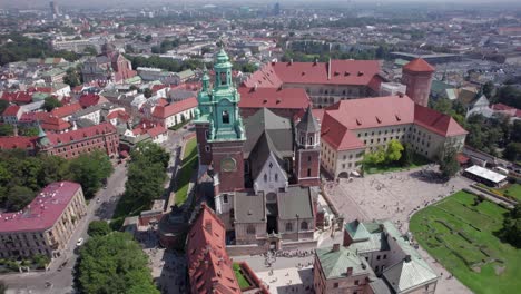 Glatte-Umlaufbahn-Um-Die-Wawel-Kathedrale-In-Krakau,-Polen