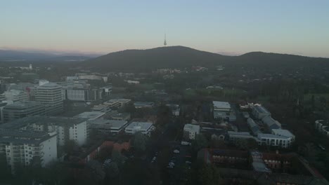 Luftaufnahme-Des-Nebligen-Morgens-In-Canberra-City-Cbd-Mit-Blick-Auf-Den-Telstra-Tower-Im-Hintergrundhorizont