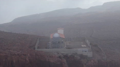 Luftaufnahme-Der-Temisas-Observatoriumskuppel,-Wo-Der-Nebel-Die-Kuppel-Teilweise-Bedeckt