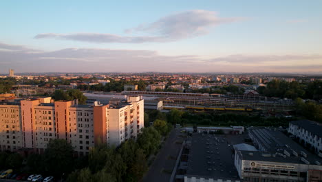 Aufsteigende-Luftaufnahme-Des-Hochhausviertels-In-Krakau-Während-Der-Goldenen-Stunde,-Polen