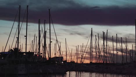Sonnenuntergang-Am-Seehafen-Mit-Bewölktem-Himmel-In-Grand-Motte---Montpellier,-Frankreich