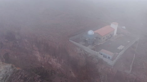 Luftaufnahme-Im-Orbit-über-Dem-Temisas-Observatorium,-Wo-Der-Nebel-Die-Kuppel-Teilweise-Bedeckt