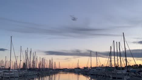 Sonnenuntergang-Am-Seehafen-Mit-Dem-Vogel-Bewegt-Sich-In-Grand-Motte---Montpellier,-Frankreich