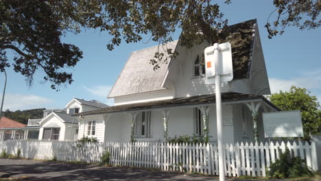 Historisches-Holzhaus-In-Russell-Town,-Neuseeland