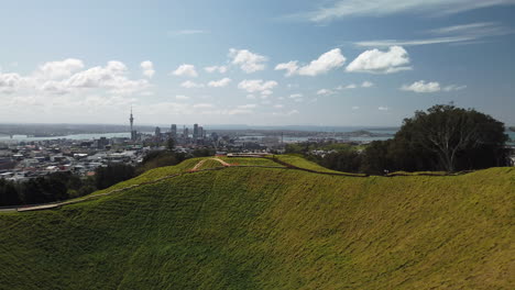 Amazing-panorama-reveal-of-Auckland-city-landscape-and-volcano-crater