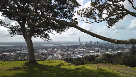 Approaching-lookout-to-Auckland-cityscape-from-Mt-Eden-Volcano,-popular-city-park