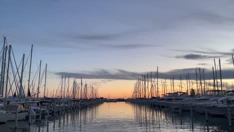 Seehafen-Mit-Viel-Boot-In-Grand-Motte,-Montpellier---Frankreich