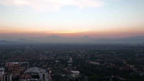 Vista-Aérea-Estática-De-La-Brumosa-Puesta-De-Sol-Sobre-La-Ciudad-De-México,-Espacio-De-Copia-En-El-Cielo