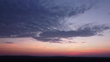 Zeitraffer-Eines-Mit-Wolken-Gefüllten-Sonnenuntergangshimmels