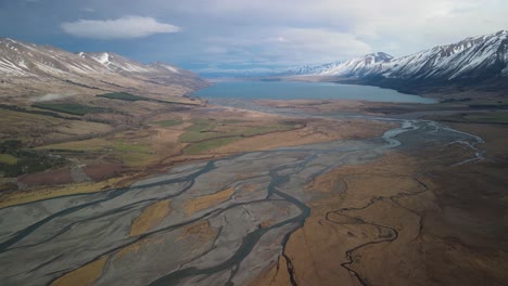 Hermoso-Paisaje-Aéreo-Del-Lago-Ohau-Durante-El-Invierno-En-Nueva-Zelanda,-Paisaje-Del-Lago-Y-La-Cordillera