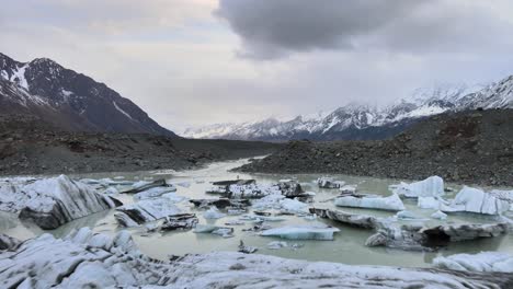 Glaciers-in-Tasman-Lake,-Aoraki-Mount-Cook-National-Park,-winter-in-New-Zealand