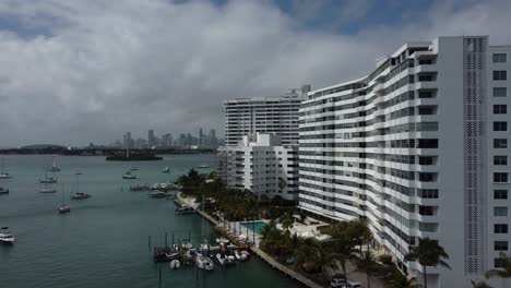 From-the-harbor-of-Miami-to-the-beautiful-skyline-of-the-center,-Florida-in-4k