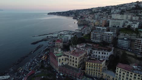Eine-Weite-Sicht-Auf-Mergellina,-Posillipo-In-Neapel-4k-Per-Drohne