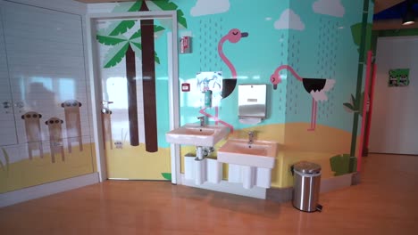 Baño-Infantil-Con-El-Diseño-De-Flamingo-Theam