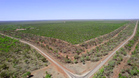 Drohnenaufnahme-Einer-Landstraßenkreuzung-Im-Australischen-Outback