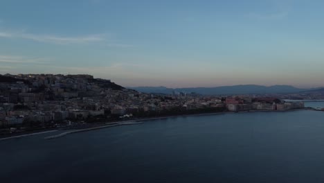 Panoramablick-Auf-Die-Ganze-Stadt-Neapel,-Vomero,-Posillipo,-Mergellina-4k-Per-Drohne