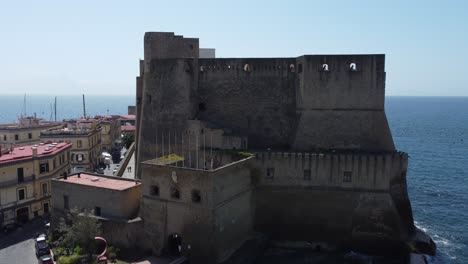 Vom-Meer-Bis-Zur-Spitze-Des-Schlosses-In-Neapel