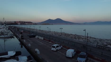 Una-Hermosa-Vista-Del-Vesuvio-En-El-Puerto-De-Nápoles,-Italia-4k-Drone