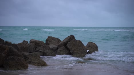 Olas-Golpeando-Con-Fuerza-Las-Rocas-En-La-Playa-Antes-De-La-Tormenta-En-Miami-4k