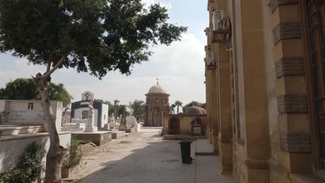 Vista-Estática-De-Una-Tumba-Familiar-Como-Capilla-En-Un-Cementerio-Católico-De-La-Ciudad-De-El-Cairo